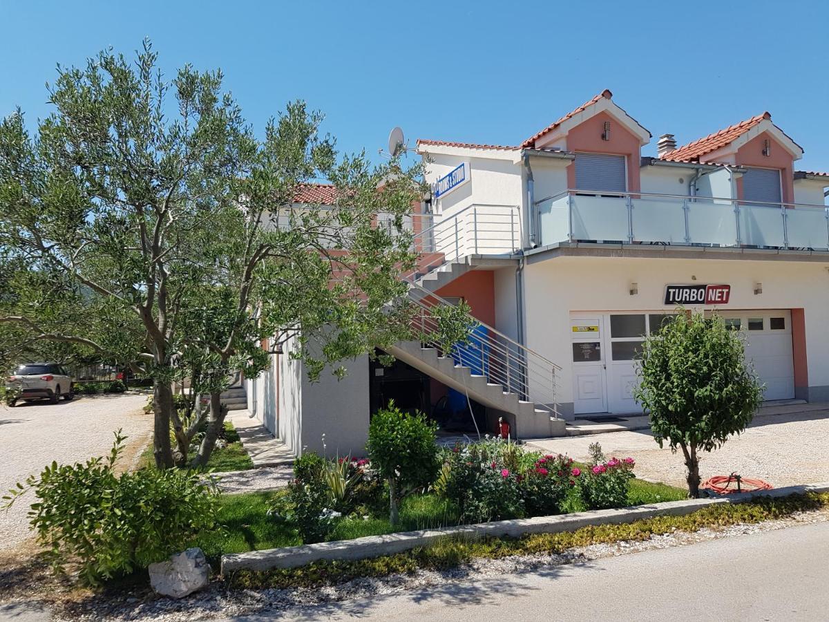 Gabi Rooms & Studio Apartment Lozovac Exterior photo